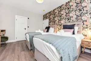 Hip & Happening 4BR Urban Gem for Large Groups - Pinner