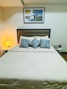 10F Luxury 1BR at Park Mckinley West near Venice Mall