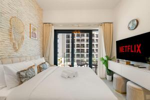 Lovely Apt Near The Burj with Pool, Gym & BBQ Area