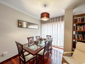 Apartamento completo, amplio, muy iluminado y con plaza de garaje incluida.