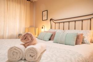 Apartamento completo, amplio, muy iluminado y con plaza de garaje incluida.