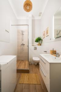 Pink Elephant 2x1BR Studio in historic Tenement House 1 km from Warsaw Central