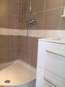 Appartements Studio independant en RDC de villa, parking : photos des chambres