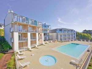 Spacious apartment with pool and sea view