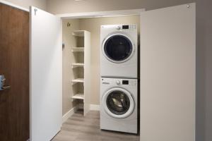 Hollywood Luxury Retreat I Pool Views I Jacuzzi I Fitness Center I Free Parking!