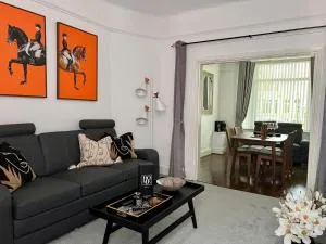 Spacious Home - Sleeps 5 persons - Minutes Walk from Anfield Stadium - 西部德比