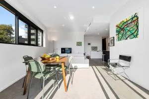 Modern art and Private Entrance & Plenty Free Parking - غولبورن