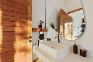 Bohemian 3BR Design Villa in center of Canggu