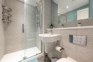 Stylish 4 Bedroom House-Sleeps 7-Parking-Nr Hospital-Perfect for Work Crews