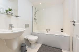 Luxury 4 Bedroom House-Sleeps 7-Parking-Nr Hospital-Ideal for Work Crews