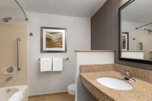 Guest room, 1 King, Whirlpool  room in Courtyard Wall at Monmouth Shores Corporate Park