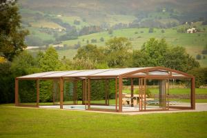 Piscina climatizada y cubierta 365 dias en Casa Rural con Encanto El Puentuco una de las casas mas valoradas de Cantabria
