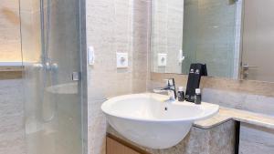 Spacious and Comfort Stay 3BR at Gold Coast Apartment By Travelio