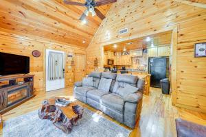 Broken Bow Rental Cabin w Hot Tub & Bar