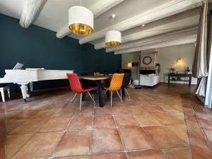 Mas ancien de 310m2-sur 2000m2-piscine chauffée