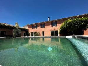Villas Mas ancien de 310m2-sur 2000m2-piscine chauffee : photos des chambres
