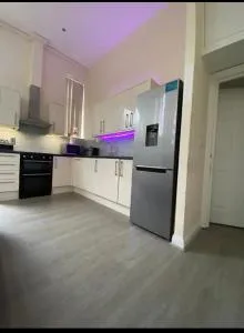 Spacious King room with Private Entrance - near Emirates and Camden and King's Cross - 5 Min to Tube - 芬奇利