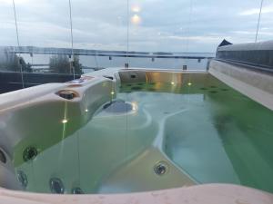 TAMPERE PENTHOUSE-tasokas moderni kaupunki huoneisto huipulla -ISO JACUZZI omalla KATTOTERASSILLA - AURINKOTUOLIT ja Aurinko odottaa Sinua - huikea maisema- - 10 HLÖ - free parking