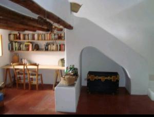 Antica casa eoliana con terrazza vista sul faro di Strombolicchio e giardino