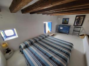 Antica casa eoliana con terrazza vista sul faro di Strombolicchio e giardino