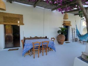 Antica casa eoliana con terrazza vista sul faro di Strombolicchio e giardino