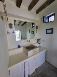 Antica casa eoliana con terrazza vista sul faro di Strombolicchio e giardino