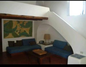 Antica casa eoliana con terrazza vista sul faro di Strombolicchio e giardino