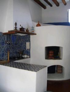 Antica casa eoliana con terrazza vista sul faro di Strombolicchio e giardino