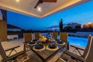 Brand new Villa Olivia 30m from the sea with heated pool and jacuzzi