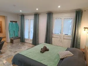 Écrin de nature sous les pins - La Barben