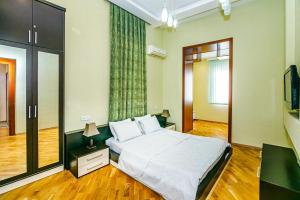 ISR PLAZA OTEL apartment Bedroom and Sofa