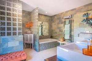 Luxury Villa - Sleeps up to 8 & Infinity Pool