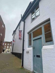 Large town centre apartment with parking