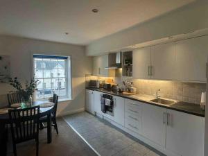 Large town centre apartment with parking