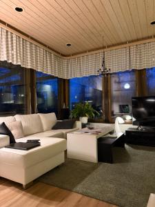 Riverside Villa Aurora