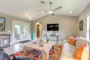 Jupiter Cottage with Patio, Gas Grill and Fire Pit!