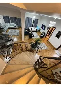 Villa With A Private Garden In Beverly Hills - El-Qaṭṭa