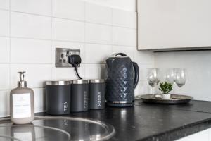 Modern Top Floor Apartment