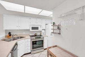 Enit Unit -Close to Elevator and Pool Views