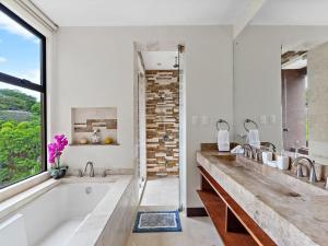 Spacious Ocean View 3 bd Condo w - Pool