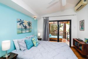 Lush Jungle Paradise - Walk to Beach