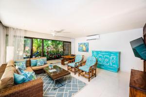 Lush Jungle Paradise - Walk to Beach