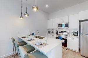 5BR Villa w Pvt Pool, 15 Min to Disney, Sleeps 10