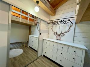 Chalets Le Tout Schuss Chalet, SPA Prive, piste de ski a 100m : photos des chambres