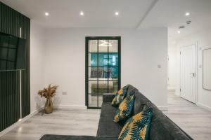 Town Centre apartment with private patio - Near Airport & Train Station