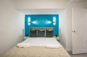 Town Centre apartment with private patio - Near Airport & Train Station