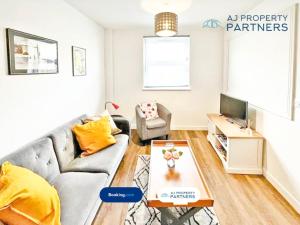Premium Offer l Last-Minute Escape l AJ Properties l High Street Cheltenham l Parking l Ideal for Short or Long Stays - Town Centre Apartment, 4 Beds, 1 Bathroom