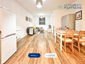 Premium Offer l Last-Minute Escape l AJ Properties l High Street Cheltenham l Parking l Ideal for Short or Long Stays - Town Centre Apartment, 4 Beds, 1 Bathroom