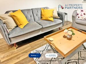 Premium Offer l Last-Minute Escape l AJ Properties l High Street Cheltenham l Parking l Ideal for Short or Long Stays - Town Centre Apartment, 4 Beds, 1 Bathroom