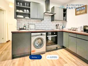 Premium Offer l Last-Minute Escape l AJ Properties l High Street Cheltenham l Parking l Ideal for Short or Long Stays - Town Centre Apartment, 4 Beds, 1 Bathroom